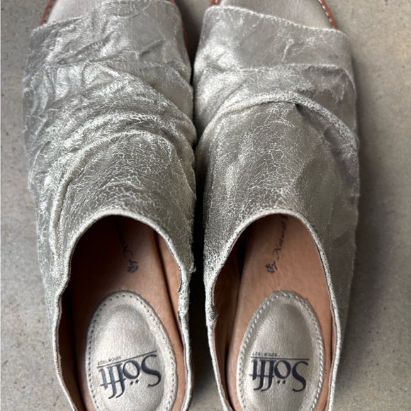 Sofft Women's metallic  Shoes.  NWOT.  Size 9. - Picture 1 of 6